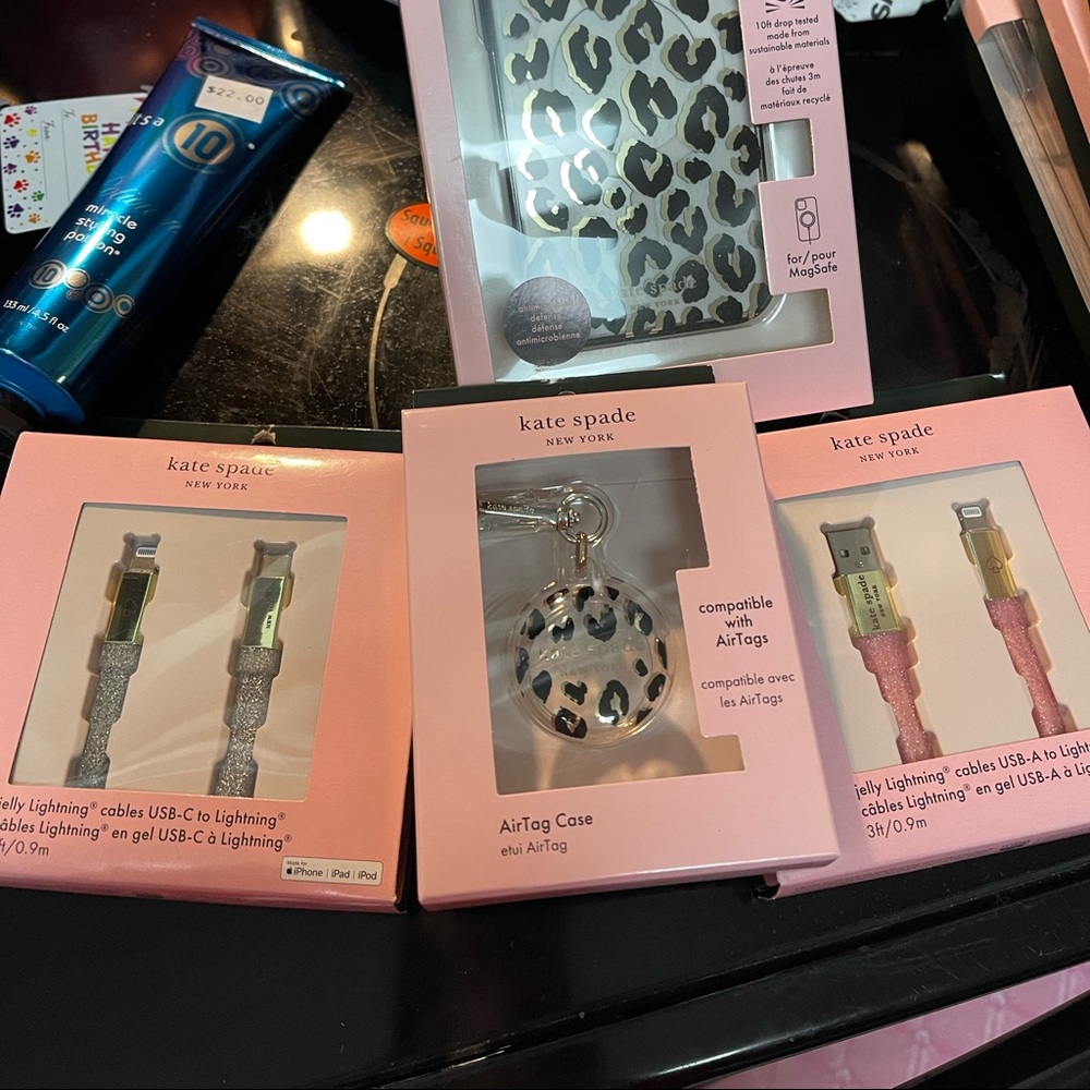 BNWT KATE SPADE ♠️ CHARGER-sealed package